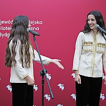 Galeria - „Trio Mandili” na dziedzińcu Wojewódzkiej i Miejskiej Biblioteki Publicznej w Bydgoszczy 
/fot. Jacek Kargól