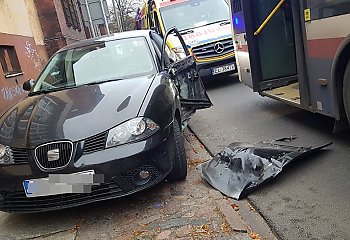Autobus  i osobówka zderzyły się na ul. Sobieskiego [ZDJĘCIA]