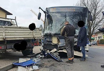 Zderzenie autobusu i auta dostawczego przy ul. Moniuszki [ZDJĘCIA]