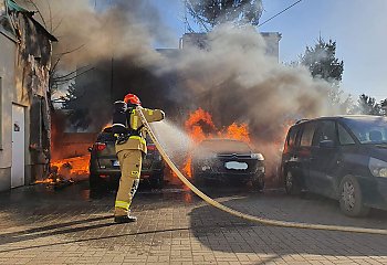 Groźny pożar na terenie warsztatu samochodowego [ZDJĘCIA]