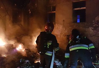 Strażacy walczyli z ogniem przy ul. Różanej w Bydgoszczy [GALERIA]