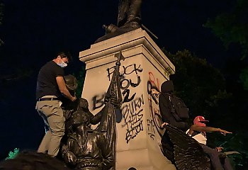 PILNE! W nocy zdewastowano pomnik Tadeusza Kościuszki.  Trwają zamieszki [ZDJĘCIA]
