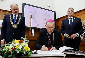 Województwo swoje święto obchodzi we Włocławku. Ze względu na św. Jana Pawła II