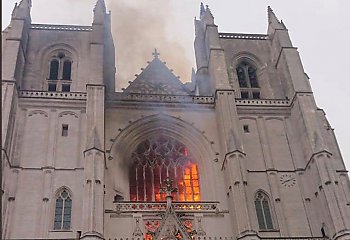 Trwa pożar katedry św. Piotra i Pawła w Nantes. [VIDEO]
