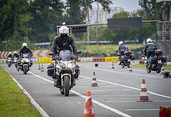 „Drogówka” uzbrojona w motocykle. Policjanci ćwiczyli jazdę jednośladem [WIDEO]