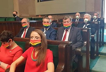 Bydgoscy posłowie w tęczowych maseczkach na zaprzysiężeniu Andrzeja Dudy
