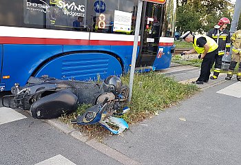 Zderzenie skutera z tramwajem na ul. Garbary. [GALERIA]