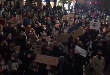 Gwizdy i okrzyki przeciw PiS i Kościołowi. Marsze i protesty w Bydgoszczy [RELACJA VIDEO]