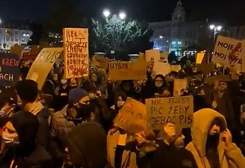 Dalszy ciąg protestu w Bydgoszczy. Przed katedrą krzyki i modlitwa  [VIDEO, ZDJĘCIA]