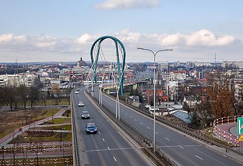Władze Bydgoszczy wygaszą pylon na Trasie Uniwersyteckiej. Tak chcą walczyć z rządem