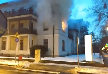 Kłęby dymu i ognia z hotelu w Ciechocinku. Interweniowali strażacy i policja  [VIDEO]