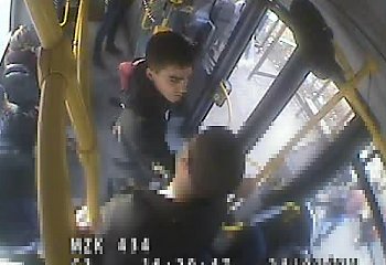Pobił starszego mężczyznę w autobusie. Policja prosi o pomoc w rozpoznaniu bandyty [VIDEO]