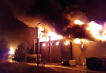Groźny pożar hali produkcyjno-magazynowej na terenie byłych zakładów chemicznych Zachem [VIDEO]