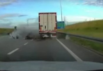 Przerażające nagranie z wypadku na A1. Osobówką wbił się w naczepę ciężarówki  [VIDEO 18+]
