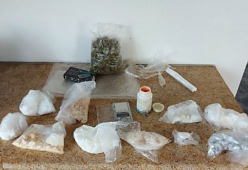 1,5 kg narkotyków,  w tym: amfetamina, marihuana i ekstazy.  Policyjny trop okazał się celny