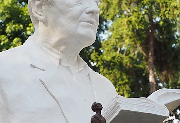 Rzeźba Mieczysława Franaszka na cmentarzu Starofarnym odsłonięta [GALERIA]