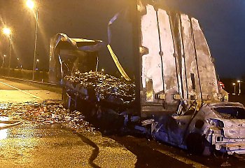 Śmiertelny wypadek na A1: osobówka wbiła się w naczepę ciężarówki, po czym wybuchł pożar