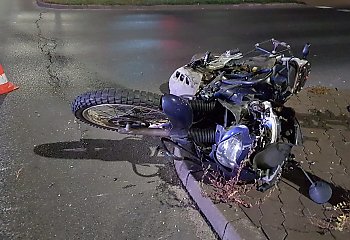 Motocykl i osobówka zderzyły się na skrzyżowaniu Kamiennej i Wyszyńskiego