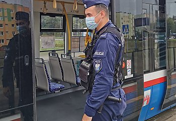 Bydgoscy policjanci kontrolują podróżujących komunikacją miejską