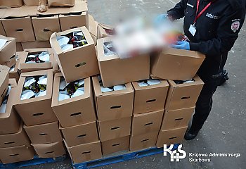 Akcja KAS: Tysiące paczek papierosów ukryte w kartonach z sokiem jabłkowym