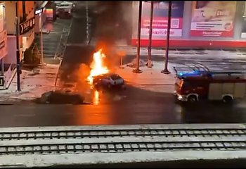 Na Jagiellońskiej w trakcie jazdy zapalił się samochód [VIDEO]
