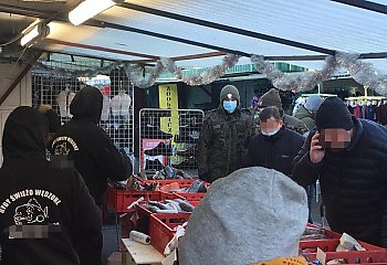 Policja kontroluje targowiska pod kątem legalności sprzedaży choinek i ryb
