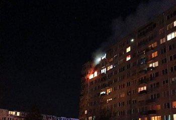 Dwa piętra toruńskiego wieżowca zajęte ogniem. Mieszkańców ewakuowano, są ranni [GALERIA]