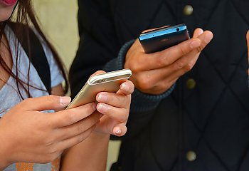 Zmasowany atak na telefony Polaków.  SMS z tego numeru lepiej usunąć bez czytania