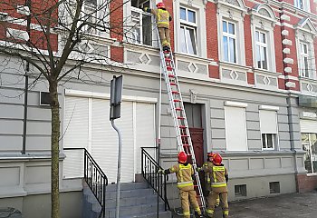 Kobieta z dwójką dzieci była uwięziona w mieszkaniu przy ul. Sienkiewicza. Z pomocą ruszyli strażacy