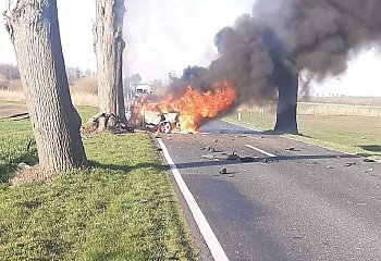 Samochód uderzył w drzewo i spłonął. Zginęła jedna osoba