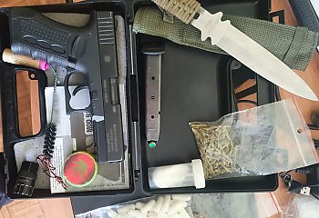 Nielegalna broń i narkotyki w mieszkaniu na Wyżynach
