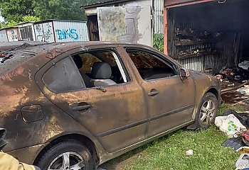 Ktoś podpalił stertę śmieci, a spłonęły dwa samochody w garażach przy Solskiego [GALERIA]