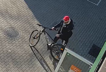Ukradł rower sprzed sklepu przy ul. Poznańskiej. Rozpoznajesz go? [KOMUNIKAT]