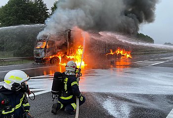 Pożar na DK 10 w Makowiskach. Płonęła ciężarówka przewożąca puste beczki [ZDJĘCIA]
