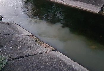 Niezidentyfikowana substancja na Kanale Bydgoskim. Pobrano próbki wody