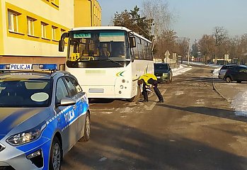 Radziejowscy policjanci kontrolują autokary w ramach działań „Bezpieczne Ferie”