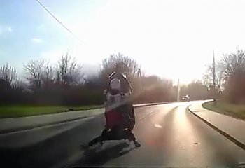 Skrajnie nieodpowiedzialne zachowanie motocyklisty [VIDEO]
