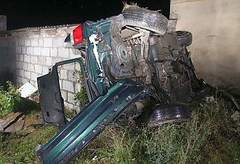 Tragiczny finał dachowania BMW w gminie Topólka. Nie żyje młody kierowca