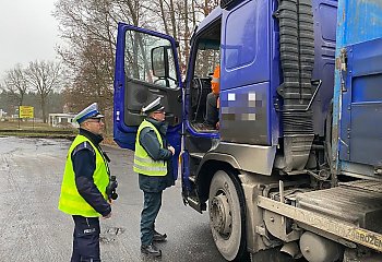 Policjanci sprawdzają zachowania kierowców ciężarówek na A1