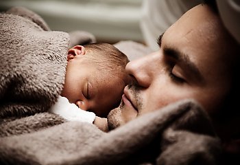 Coraz więcej mężczyzn korzysta z urlopów ojcowskich 
