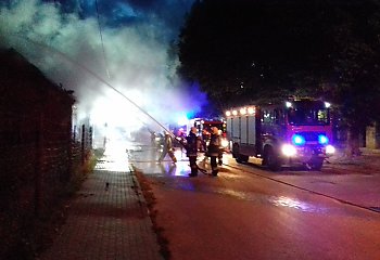 Nocny pożar budynku w Mąkowarsku [ZDJĘCIA]