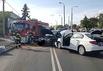 Zderzenie dwóch samochodów osobowych na skrzyżowaniu ulicy Szpitalnej i Glinki [ZDJĘCIA]