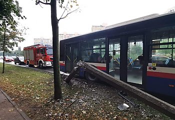 Autobus uderzył w słup na Wyszyńskiego [ZDJĘCIA]