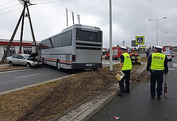 Wypadek autokaru, dwie osoby trafiły do szpitala [ZDJĘCIA]