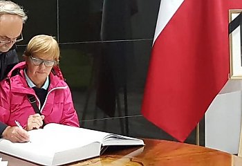 Księga kondolencyjna po śmierci marszałka Kornela Morawieckiego wystawiona w Urzędzie Wojewódzkim