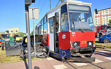 Dwa samochody zderzyły się z tramwajem na skrzyżowaniu Wojska Polskiego z Trasą Uniwersytecką