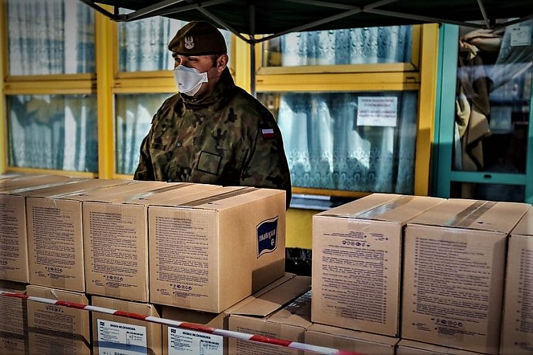 Żołnierze WOT pomagają w dystrybucji maseczek