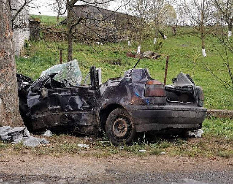 Tragiczny wypadek  w Sumowie.  Kierowca i pasażerka z ciężkimi obrażeniami trafili do szpitala