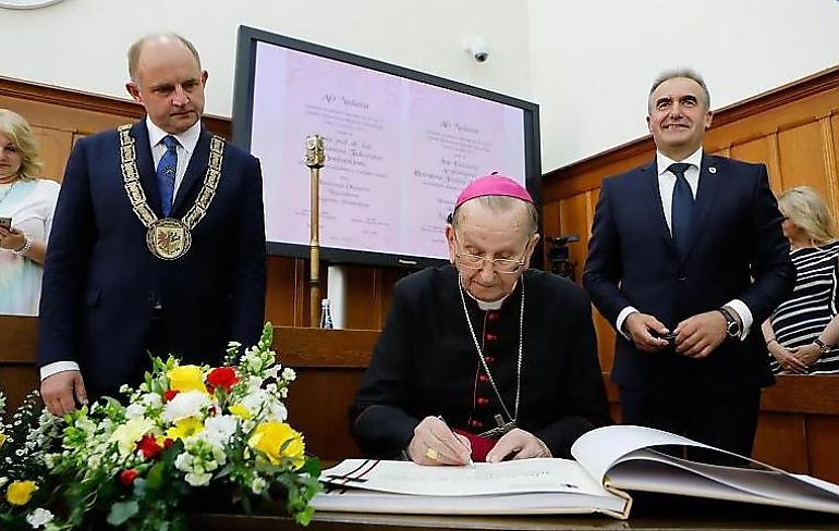 Województwo swoje święto obchodzi we Włocławku. Ze względu na św. Jana Pawła II