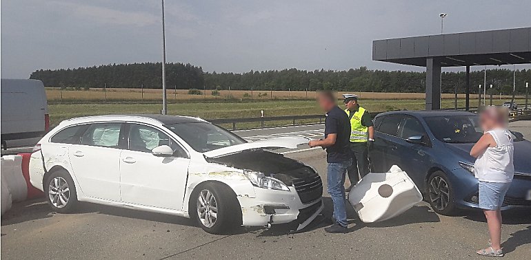 Rozpędzonym autem staranował bramkę na autostradzie